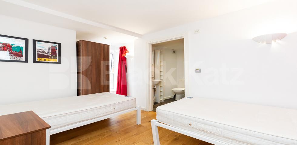 			LOCATION LOCATION LOCATION !!!, 2 Bedroom, 2 bath, 1 reception Apartment			 Farringdon Road EC1R, CLARKENWELL / FARRINGDON